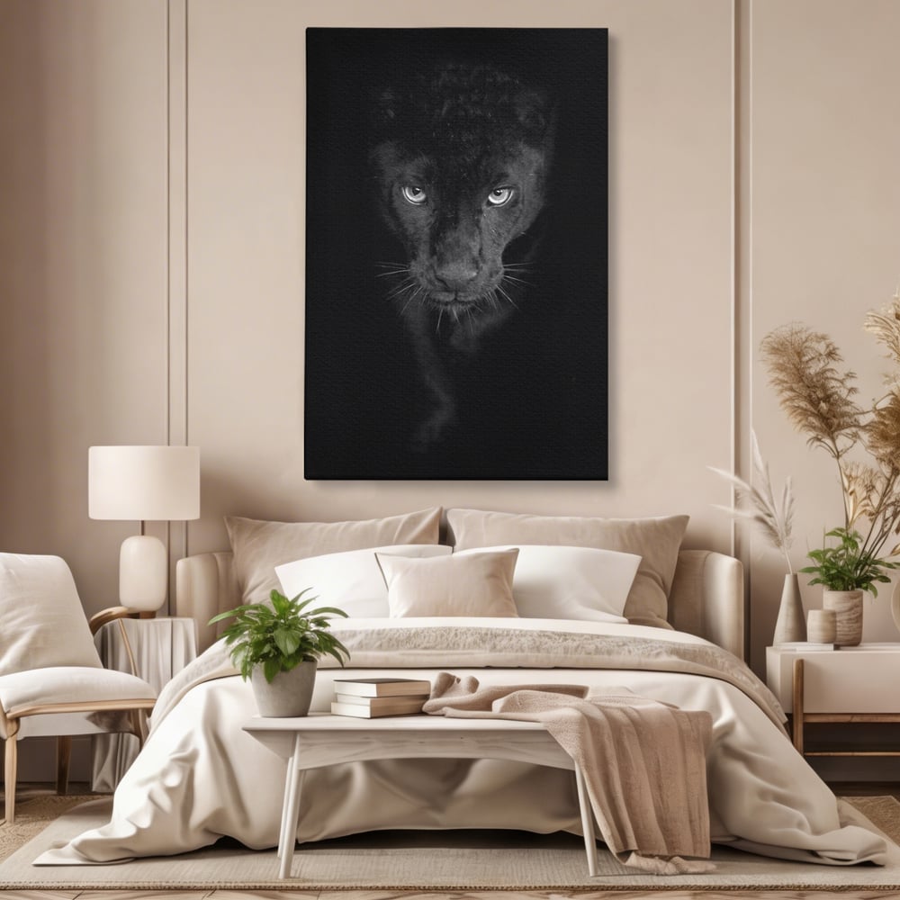 Tablou canvas cu tablou canvas cu pantera neagra, fara rama, pe sasiu de lemn, pe perete intr-un dormitor